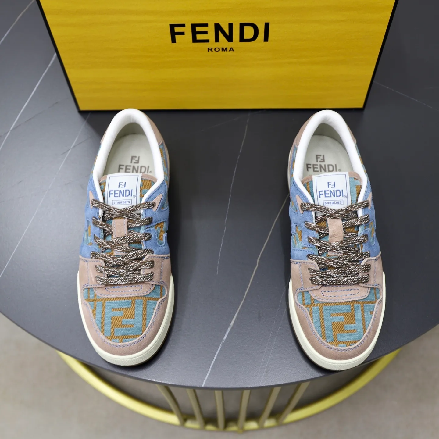Ex-factory price: 640🔥Couple model (top original order) Brand: FENDI Size: 35-44 (customized for men 38 and 45) Grade: original order quality High version Material: Imported original cowhide stitching ➕ High-quality and comfortable lining Original TPU lightweight anti-slip outsole Style category: Travel fashion casual shoes Versatile trend